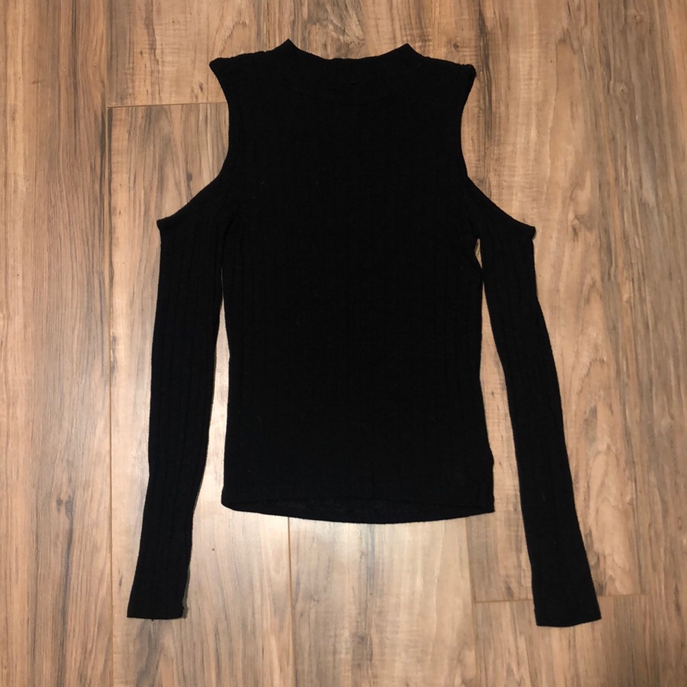 American Eagle small cutout shoulder top